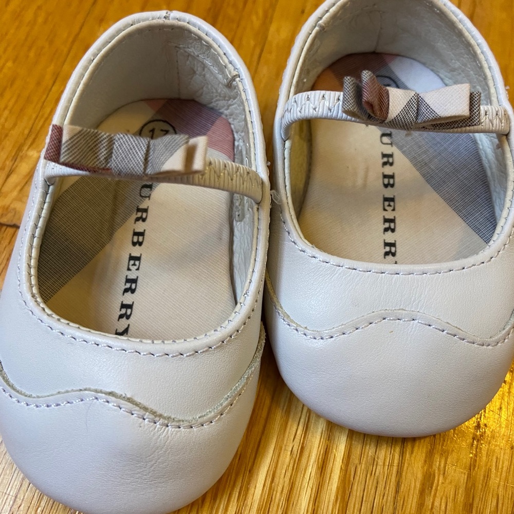 Burberry baby shoes